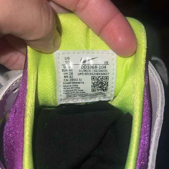 Nike White and Purple Sneakers Classic Athletic Design - Picture 4 of 5